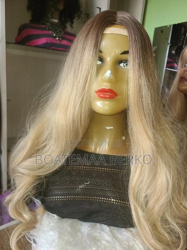 Super Blonde Curled Ends Wig · Photo 6