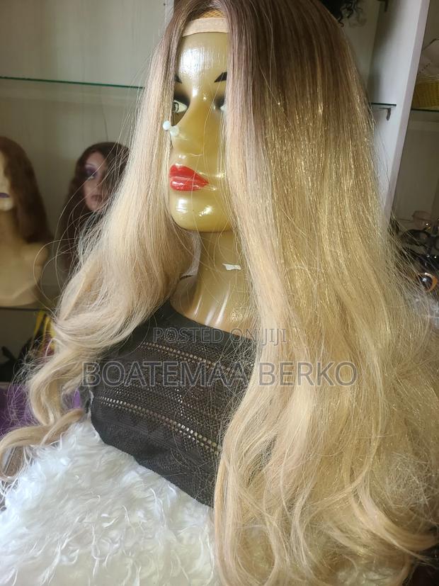 Super Blonde Curled Ends Wig · Photo 3