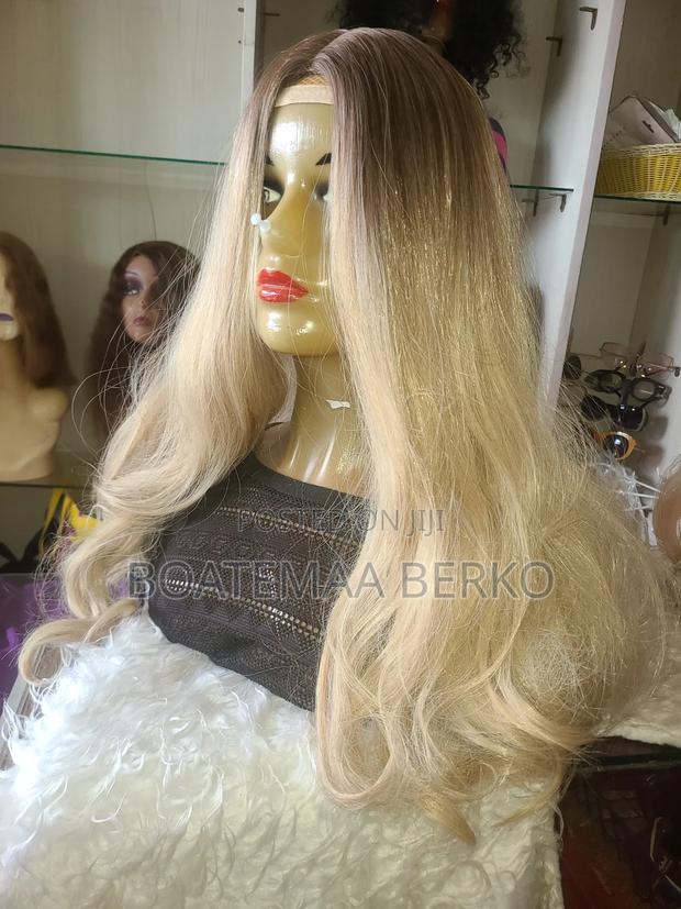 Super Blonde Curled Ends Wig · Photo 2