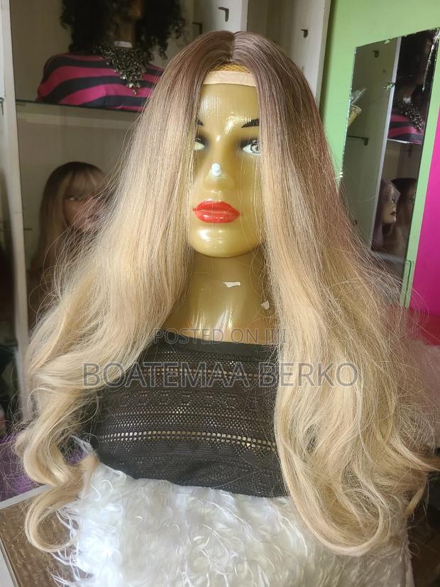 Super Blonde Curled Ends Wig · Photo 1