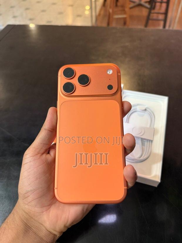Apple iPhone 17 Pro Max 256 GB Orange · Photo 1