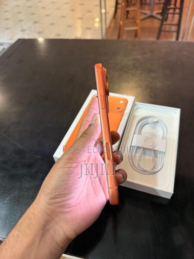 Apple iPhone 17 Pro Max 256 GB Orange · Photo 2