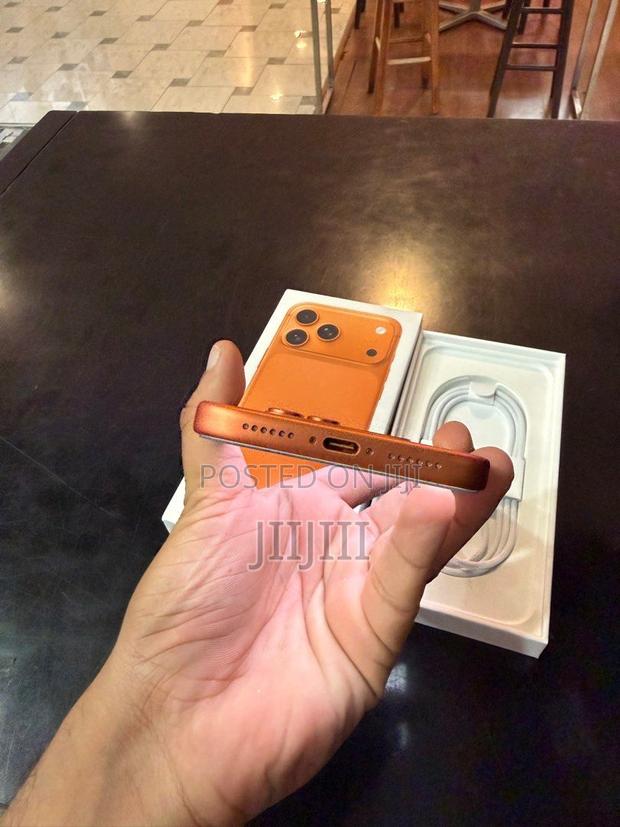 Apple iPhone 17 Pro Max 256 GB Orange · Photo 3