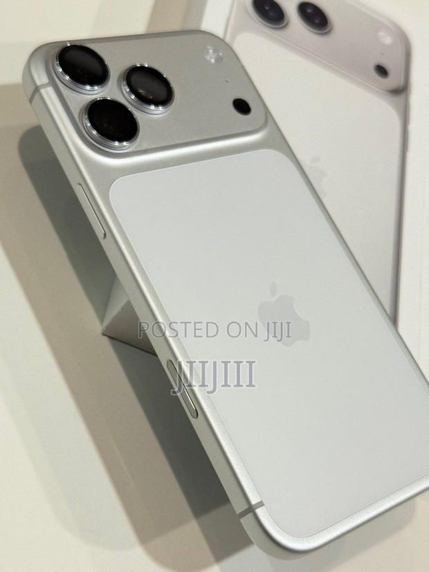 Apple iPhone 17 Pro Max 512 GB Silver · Photo 3