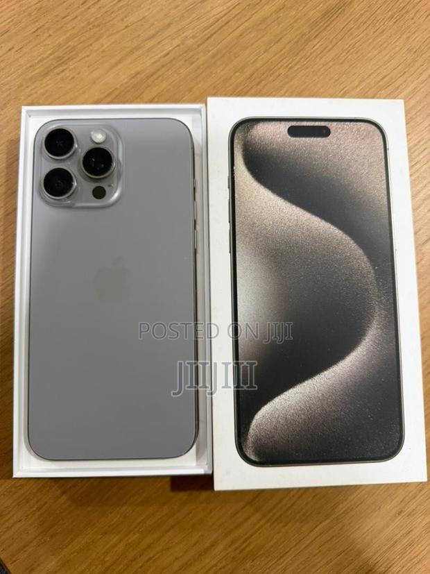 Apple iPhone 15 Pro Max 256 GB Silver · Photo 2