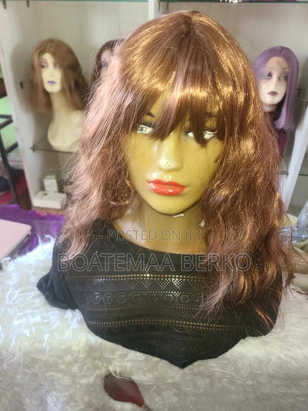 Wavy Brown French Cut Wig · Photo 2