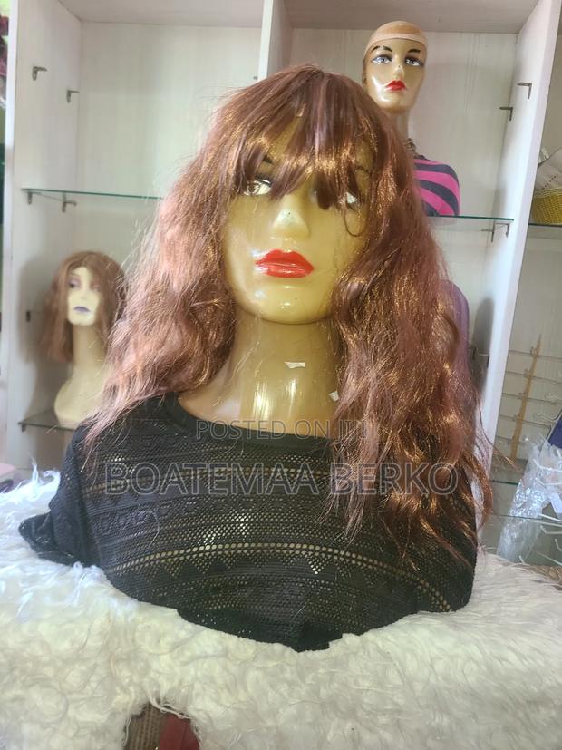Wavy Brown French Cut Wig · Photo 3