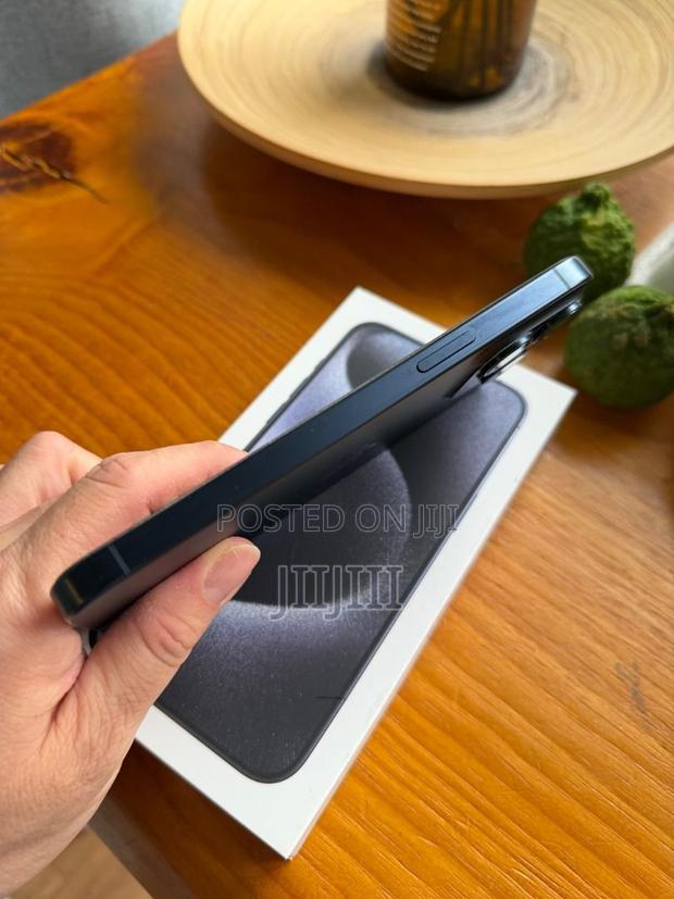 Apple iPhone 15 Pro Max 256 GB Blue · Photo 5
