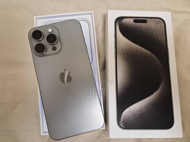 Apple iPhone 15 Pro Max 256 GB Silver · Photo 1