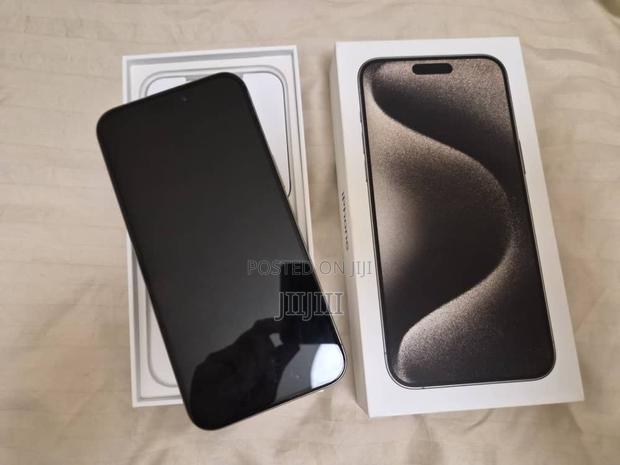 Apple iPhone 15 Pro Max 256 GB Silver · Photo 2