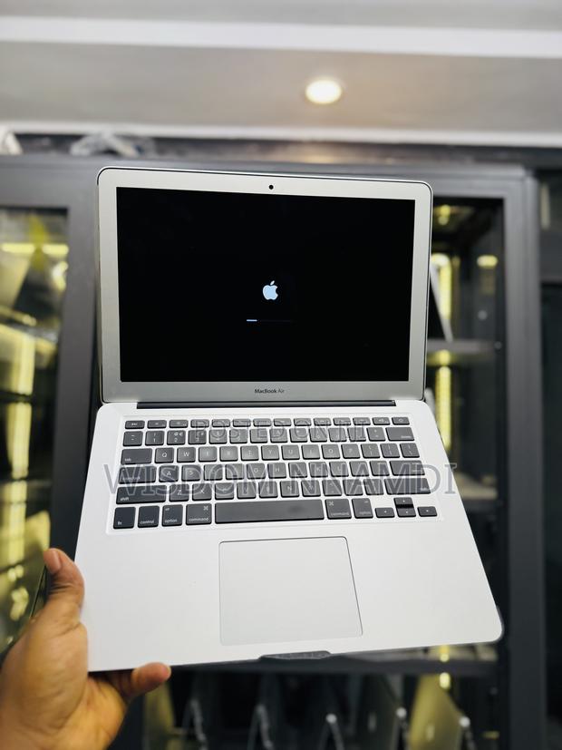 Laptop Apple MacBook Air 2017 8GB Intel Core i5 SSD 128GB · Photo 2