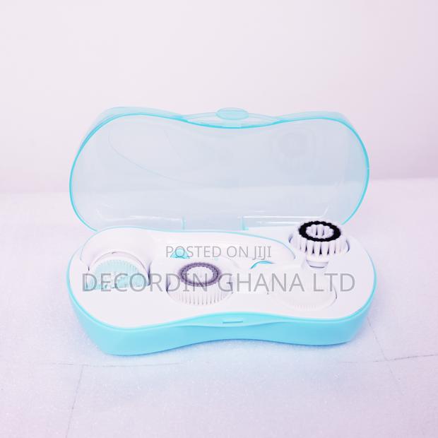 Facial Cleansing Brush (Rechargable) · Photo 2