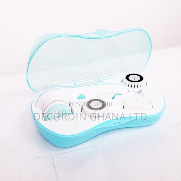 Facial Cleansing Brush (Rechargable) · Photo 3
