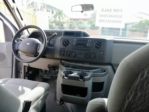 Ford E350 2010 Silver · Photo 2