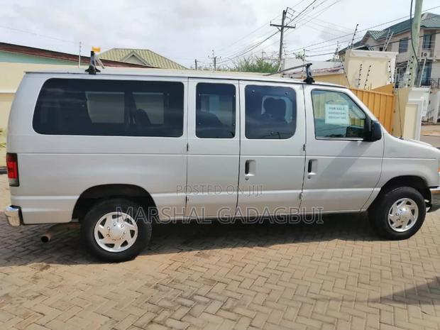 Ford E350 2010 Silver · Photo 3