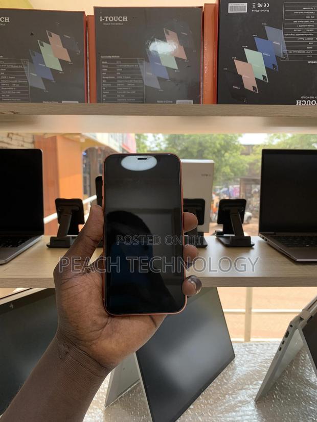 Apple iPhone XR 64 GB Orange · Photo 2
