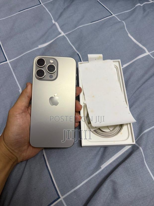 Apple iPhone 15 Pro Max 256 GB Silver · Photo 2