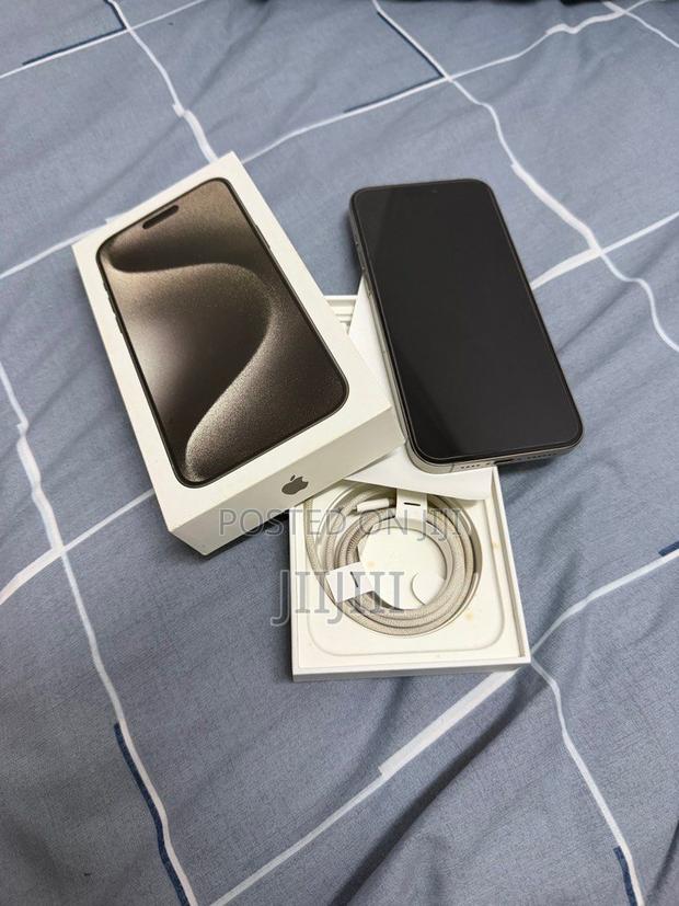 Apple iPhone 15 Pro Max 256 GB Silver · Photo 3