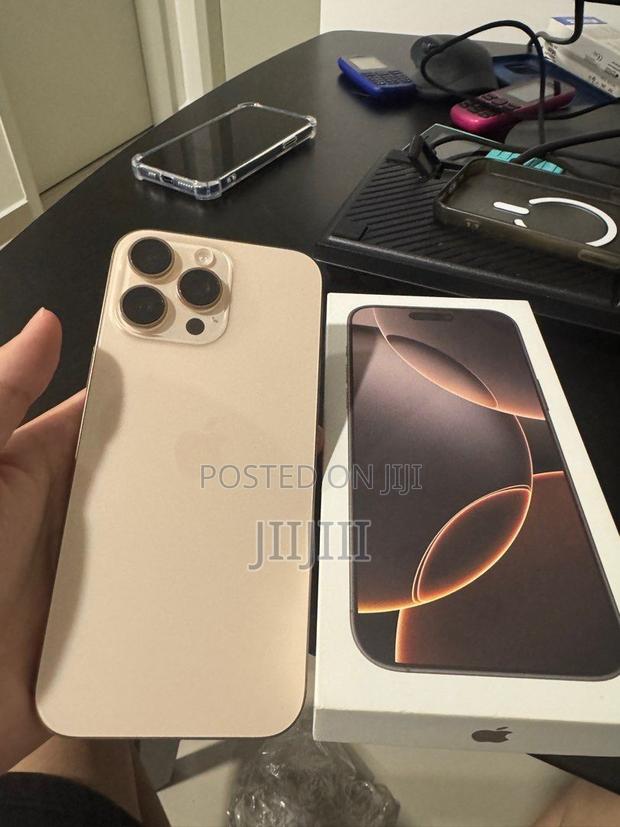 Apple iPhone 16 Pro Max 512 GB Gold · Photo 1