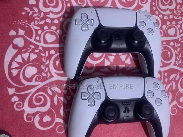 Ps5 Two Original Controllers · Photo 3