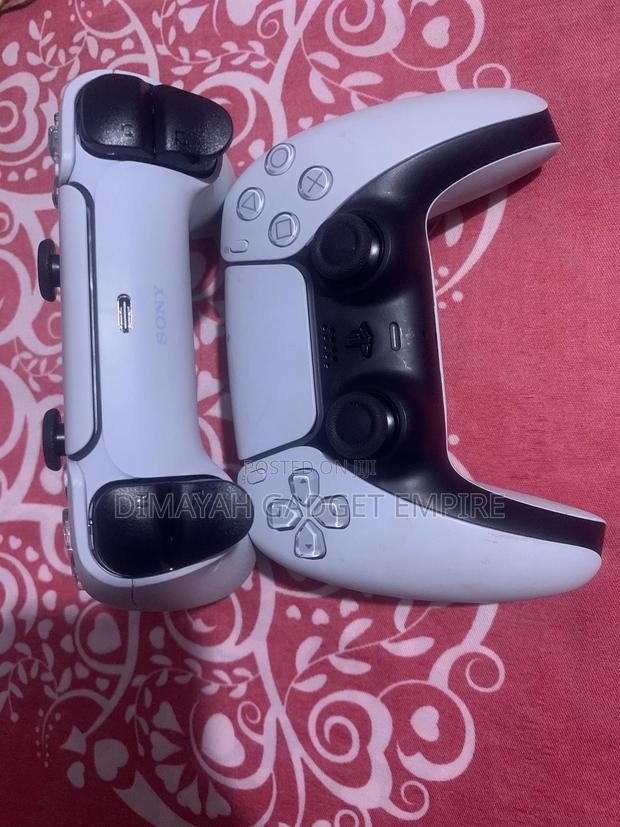 Ps5 Two Original Controllers · Photo 4