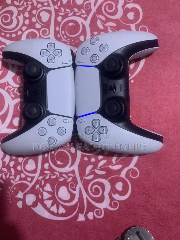 Ps5 Two Original Controllers · Photo 1