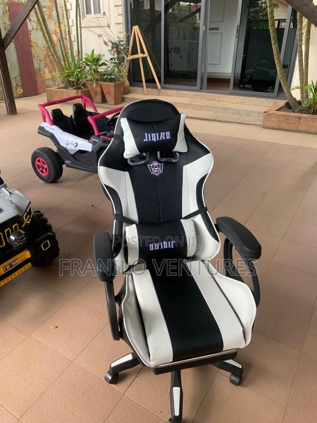 Gaming Chair With Massage · Photo 3
