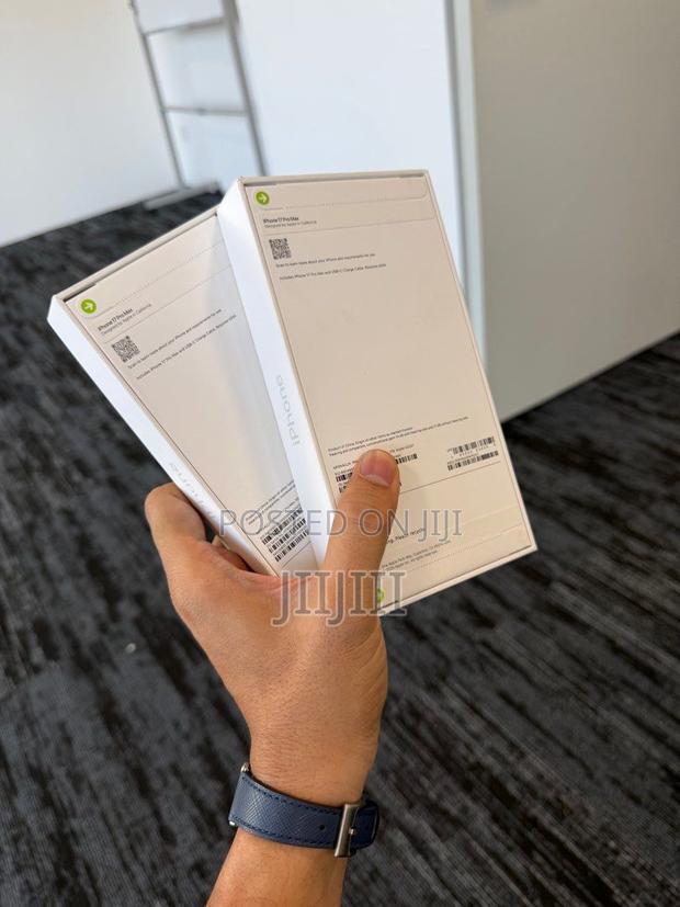 Apple iPhone 17 Pro Max 512 GB Silver · Photo 2