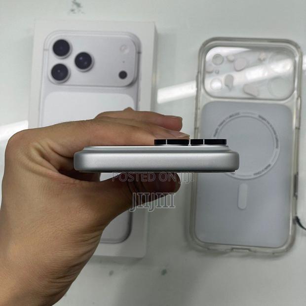 Apple iPhone 17 Pro Max 256 GB Silver · Photo 1