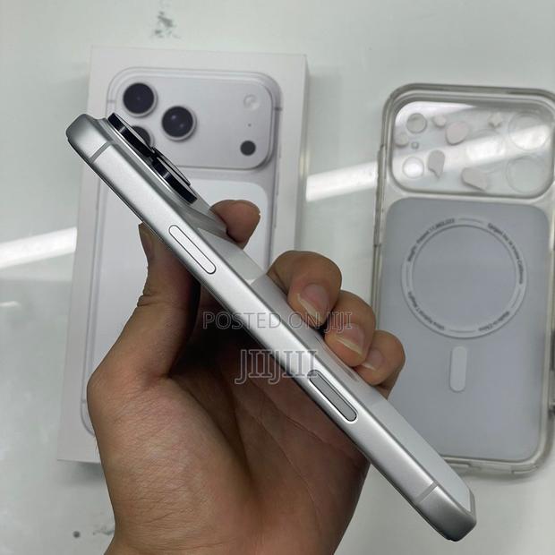 Apple iPhone 17 Pro Max 256 GB Silver · Photo 2
