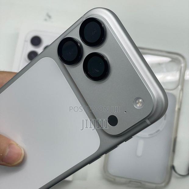 Apple iPhone 17 Pro Max 256 GB Silver · Photo 3
