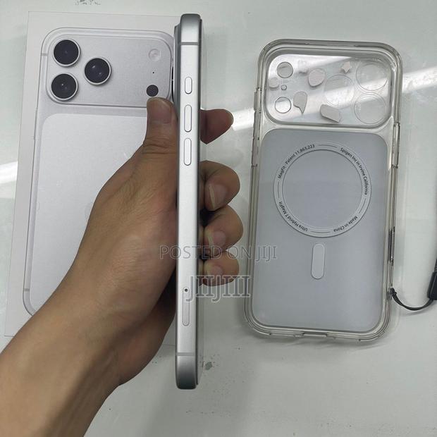 Apple iPhone 17 Pro Max 256 GB Silver · Photo 4