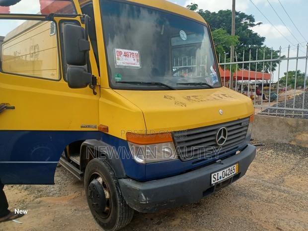Mercedes-Benz Sprinter 2000 Yellow · Photo 3
