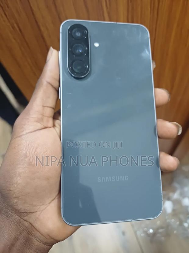 New Samsung Galaxy A56 256 GB Gray · Photo 2