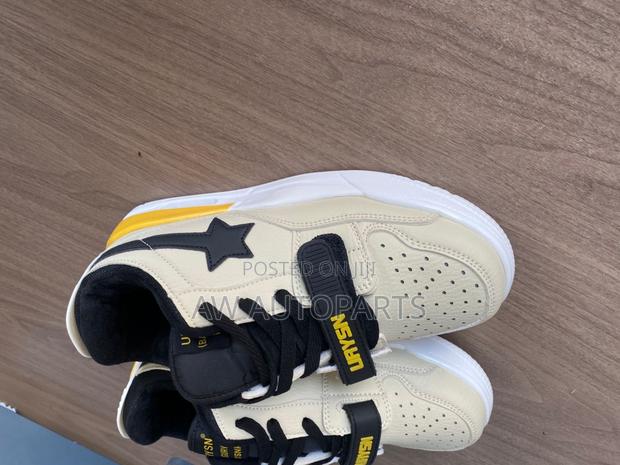 Cream Sneaker · Photo 1