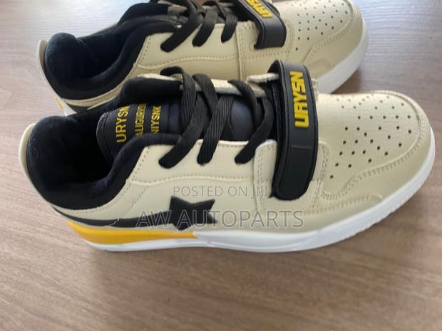 Cream Sneaker · Photo 2