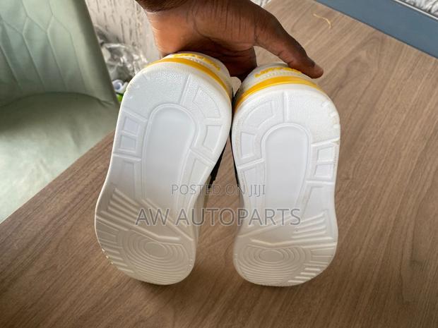Cream Sneaker · Photo 4
