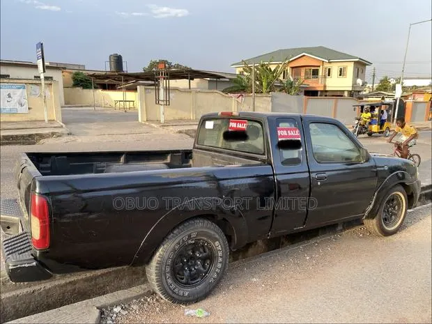 Nissan Frontier 2004 Black · Photo 1