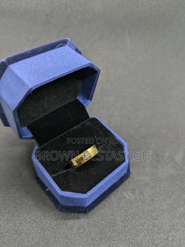 Gold Ceramic Wedding Ring · Photo 1