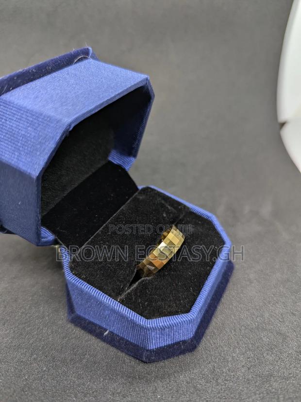Gold Ceramic Wedding Ring · Photo 2