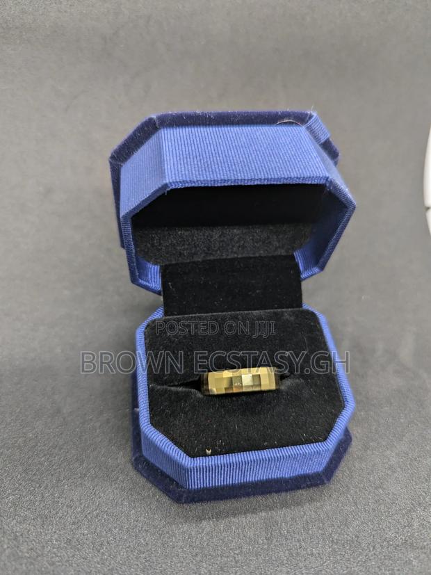 Gold Ceramic Wedding Ring · Photo 3
