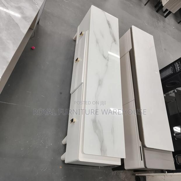 Glass Top Foreign Type Tv Stand · Photo 1
