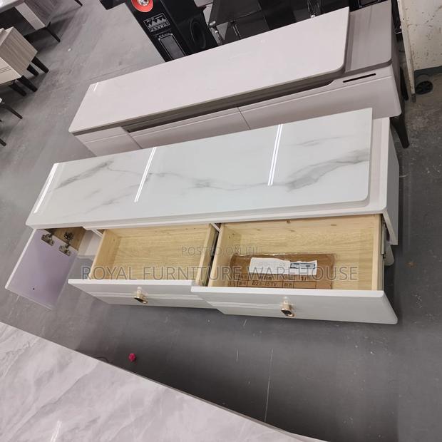 Glass Top Foreign Type Tv Stand · Photo 2