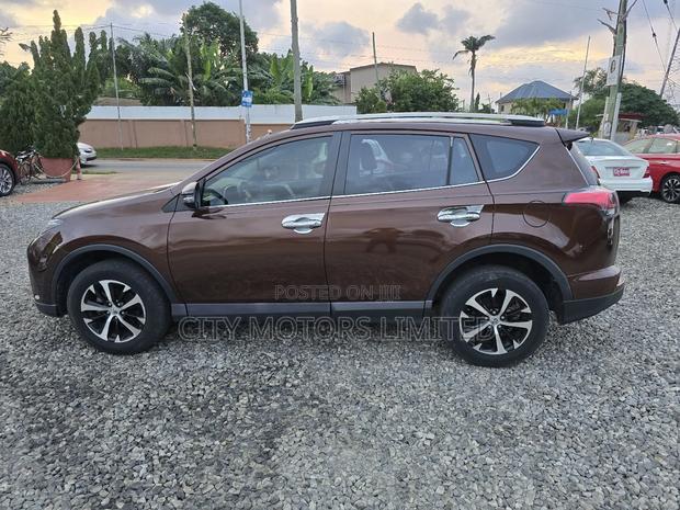 Toyota RAV4 Limited FWD (2.5L 4cyl 6A) 2016 Brown · Photo 4