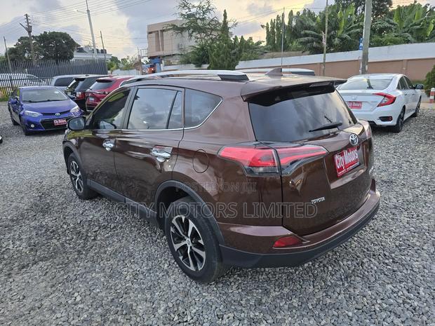 Toyota RAV4 Limited FWD (2.5L 4cyl 6A) 2016 Brown · Photo 5