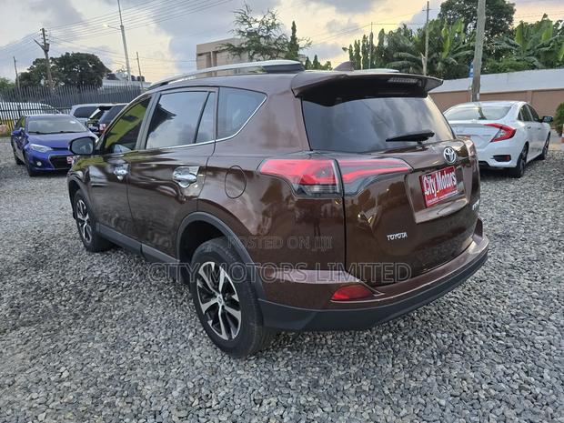 Toyota RAV4 Limited FWD (2.5L 4cyl 6A) 2016 Brown · Photo 6