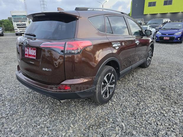 Toyota RAV4 Limited FWD (2.5L 4cyl 6A) 2016 Brown · Photo 8