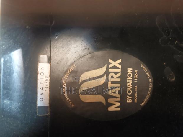 Matrix by Ovation in Solid Case With Strap New Set of Strings · Photo 5