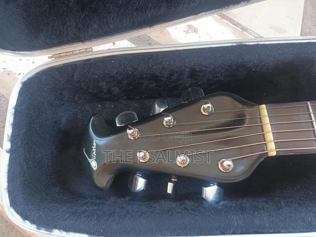 Matrix by Ovation in Solid Case With Strap New Set of Strings · Photo 6