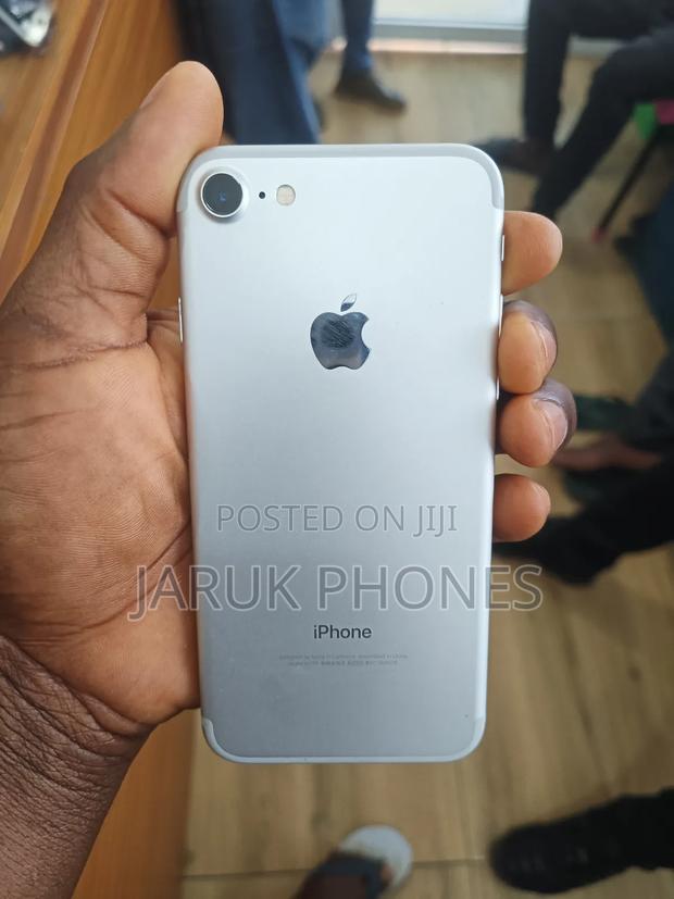 Apple iPhone 7 32 GB Silver · Photo 1